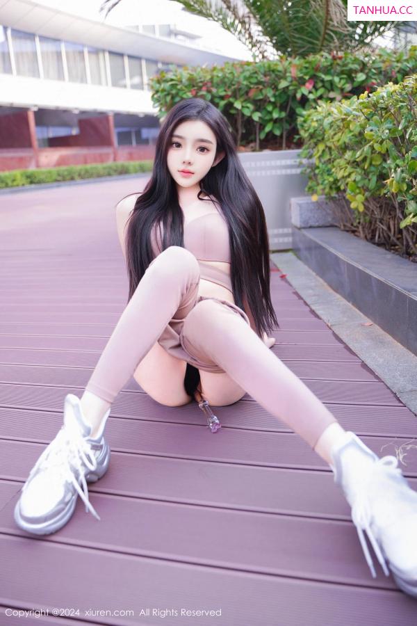   [XiuRen]高清写真图 2024.04.12 No.8382 龙雪儿 运动美腿第6张图片